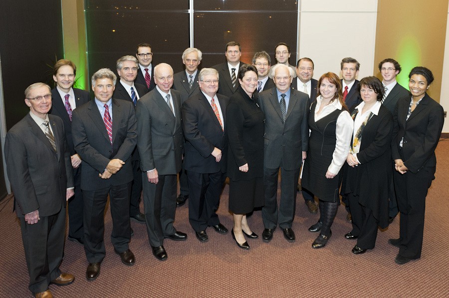 Le doyen Daniel Proulx en compagnie des invit&eacute;s d'honneur de la Facult&eacute;.