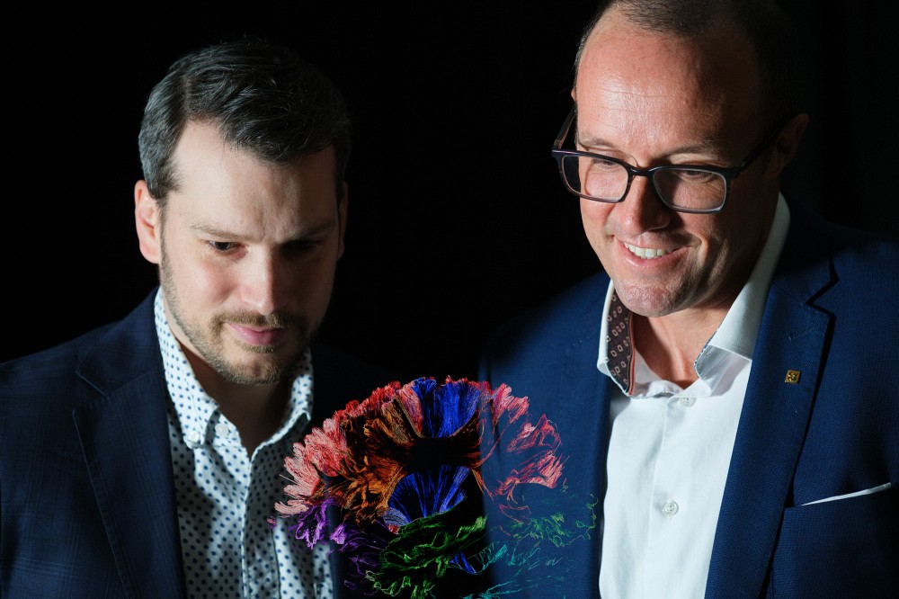 Le professeur Maxime Descoteaux (&agrave; droite) et le stagiaire postdoctoral Graham Little (&agrave; gauche) ont cofond&eacute; avec d'autres experts du domaine la Soci&eacute;t&eacute; internationale pour la tractographie.