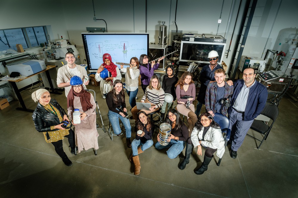 En avant: Faiza Ferjani, Salma Belbessai, Giverny Robert, Karen Bechwarty, Hanaa Hassini, Hela HammamiAu centre : la professeure In&egrave;s Esma AchouriEn arri&egrave;re : Justin Trottier, Khadija Ogoula, Oumaima Chaib, Maroua Rouabah, Vaibhavi Bele, Ileana Mar&eacute;chal, Abdoulah Ly, Maxime Lafond, Farbod FarziPhoto : UdeS - Michel Caron