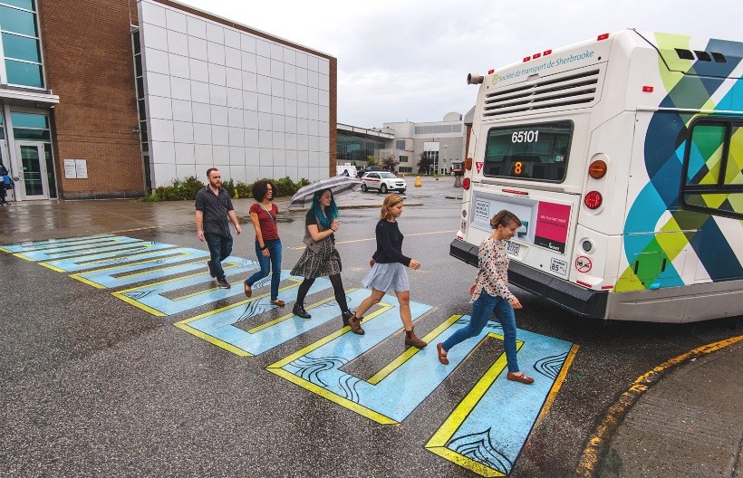 les cr&eacute;ateurs, Vincent Tremblay-Berthiaume,&nbsp;Valencia Edmond,&nbsp;Rosalie Campeau, Alexandra Tourigny-Fleury, et la coordonnatrice du certificat en arts visuels, Josianne Bolduc.&nbsp;