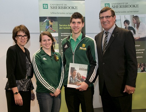 La rectrice Luce Samoisette et le pr&eacute;sident Serge Savard, en compagnie de 2 des 85 &eacute;toil&eacute;s acad&eacute;miques, Elena Waldispuehl et David Gauthier-Dussureault.