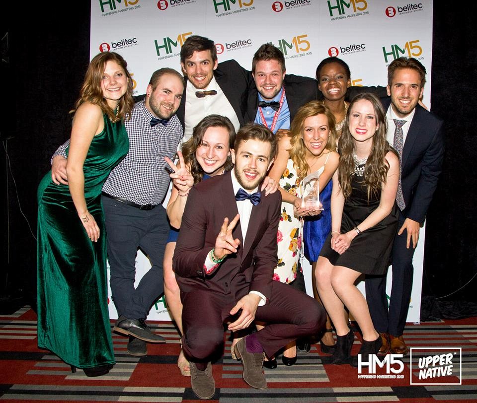 2e position pour l'UdeS dans la cat&eacute;gorie &laquo;Comit&eacute; de l'ann&eacute;e&raquo;.&Agrave; l'arri&egrave;re: Marie-Claire Forget (Marraine), Marc-Andr&eacute; Robert (VP Finance), Olivier Sammon (VP Acad&eacute;mique), Guillaume Roy (VP Social), Corinne Charles (VP Commandites) et Charles-Foley (Pr&eacute;sident)&Agrave; l'avant: Marisa Bolduc (VP Ex&eacute;cutive), Christophe Bouchard (VP Sports), &Eacute;lizabeth Teasdale (VP Commandites) et Ana&iuml;s Proven&ccedil;al (Coordonnatrice)