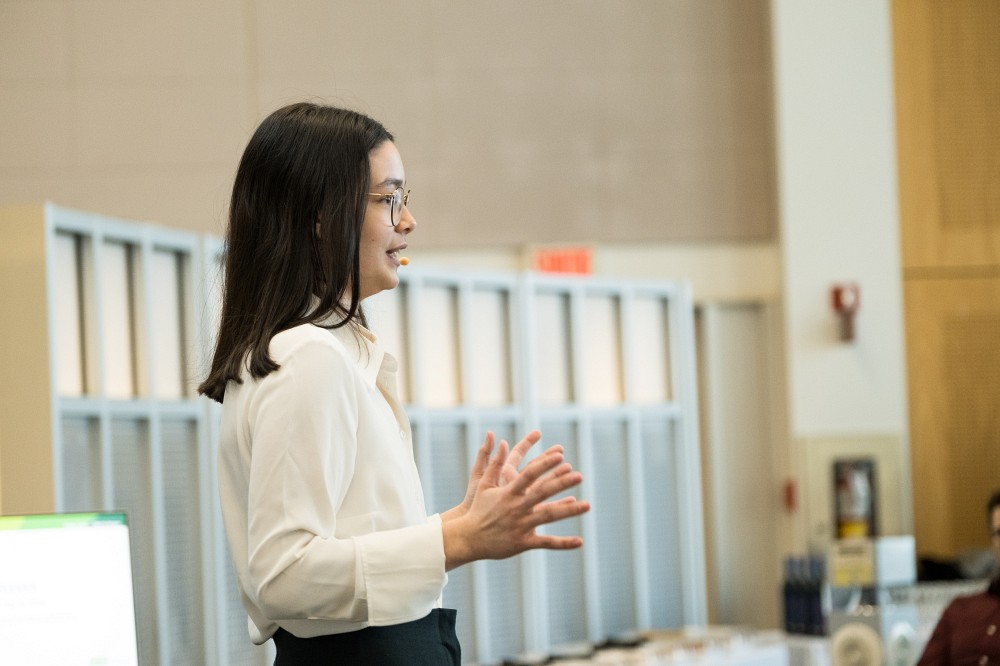 Jasmine Duplessis en pleine action &agrave; l'occasion de la finale UdeS du concours D&eacute;lie ta langue! le 6 mars 2023.