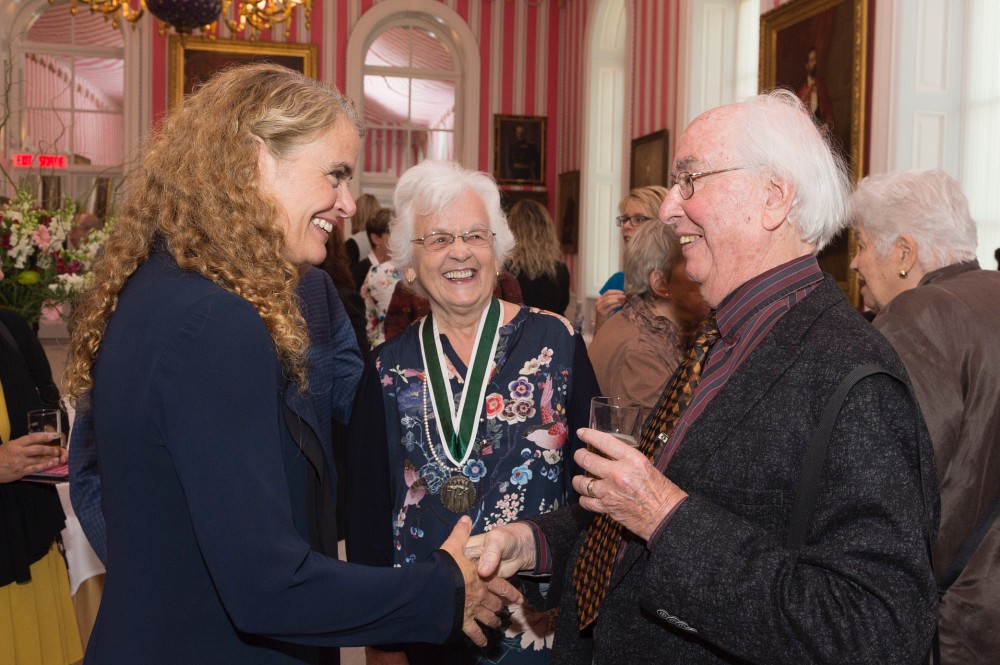 Micheline Dumont et son conjoint,&nbsp;Rodrigue Johnson, en compagnie de la gouverneure g&eacute;n&eacute;rale du Canada, son Excellence la tr&egrave;s honorable Julie Payette, lors de la remise des prix le 19 octobre dernier.