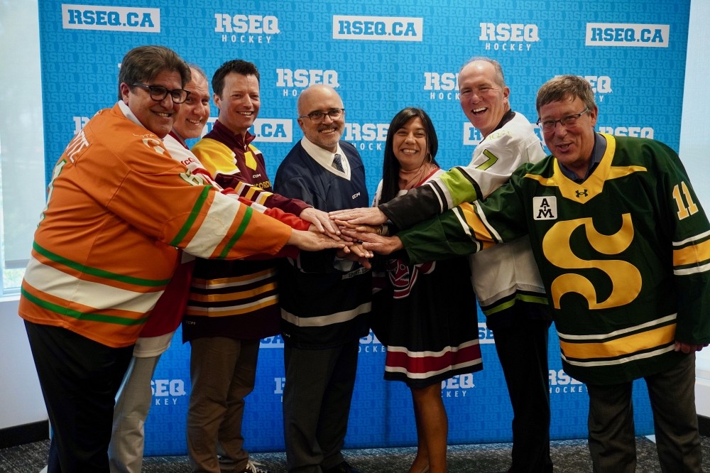 Le professeur Jean-Pierre Perreault, recteur de l'Universit&eacute; de Sherbrooke, en compagnie des recteurs et rectrice des universit&eacute;s participantes &agrave; la nouvelle division 1 hockey.