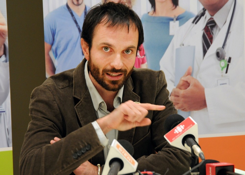 Le Pr Fran&ccedil;ois Lamontagne au retour de sa deuxi&egrave;me mission humanitaire au c&oelig;ur du foyer &eacute;pid&eacute;mique en septembre 2014.