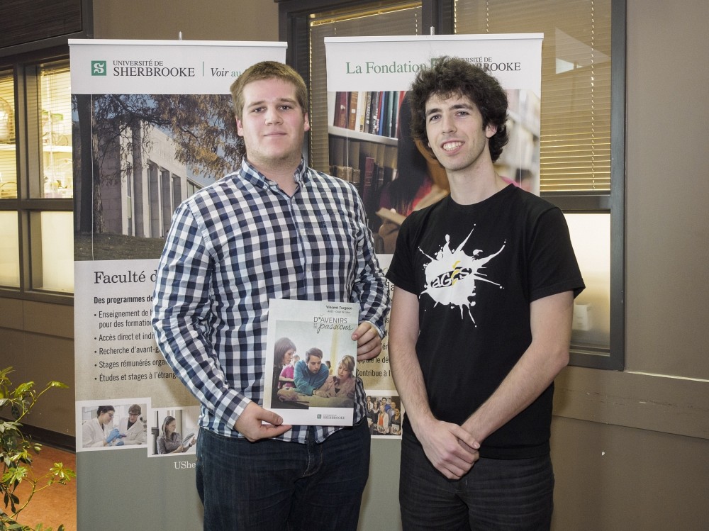 Vincent Turgeon, &eacute;tudiant au baccalaur&eacute;at en physique, et&nbsp;Olivier Ross (absent), &eacute;tudiant au baccalaur&eacute;at en informatique, ont obtenu chacun une bourse Coup de coeur du Fonds de l'AGES des mains de William Leclerc-Bellavance, pr&eacute;sident de l'AGES, pour leur candidature saillante.