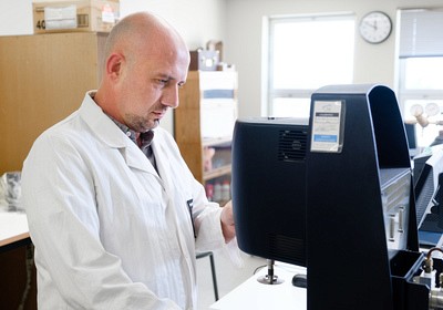 Le Pr S&eacute;bastien Poncet avec un&nbsp;appareil pour caract&eacute;riser la viscosit&eacute; dynamique de mat&eacute;riaux complexes utilis&eacute;s pour le transport ou le stockage d&rsquo;&eacute;nergie thermique&nbsp;