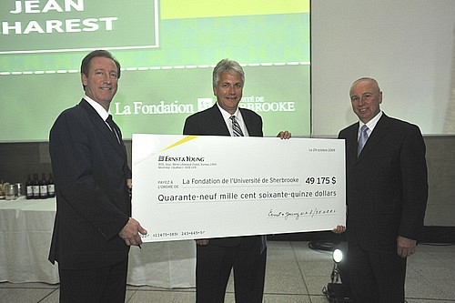 Un montant additionnel de 13&nbsp;960&nbsp;$ a été remis à La Fondation de l'UdeS pour sa Campagne annuelle 2009-2010 depuis la remise du chèque le 29&nbsp;octobre. Sur la photo&nbsp;: Patrick Bossé (Administration 1985), Associé, Services de certification chez Ernst & Young, entouré de François Dubé (Droit 1981, 1982) et de Luc R. Borduas (Droit 1978), respectivement directeur général et président de La Fondation.