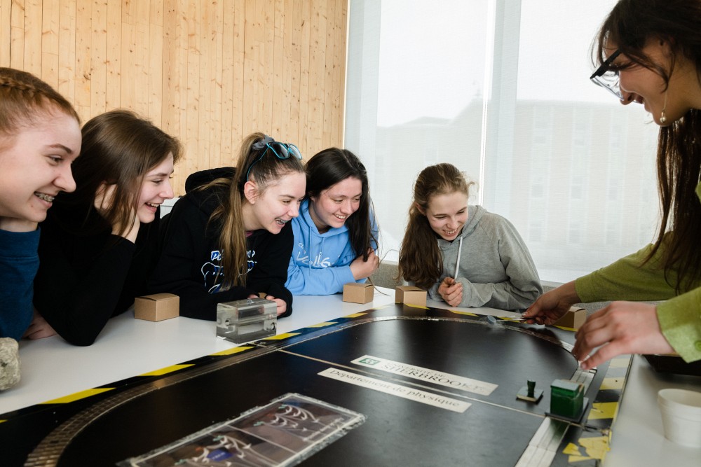 Souheila Hassoun with students from Coll&egrave;ge Fran&ccedil;ois-Delaplace.