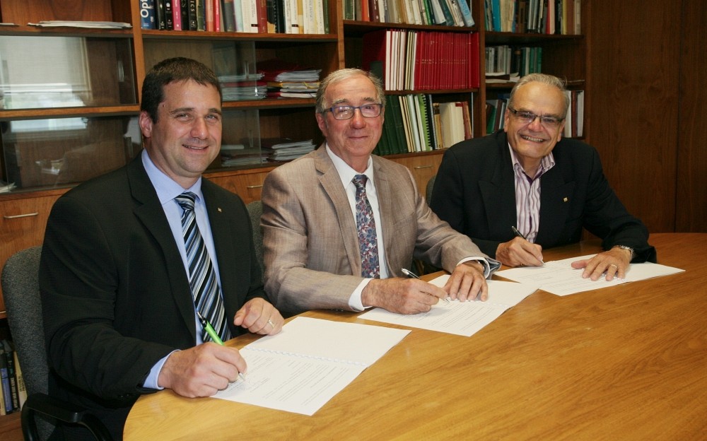 Monsieur Pascal Gr&eacute;goire, directeur g&eacute;n&eacute;ral adjoint du Service des relations avec les dipl&ocirc;m&eacute;es et dipl&ocirc;m&eacute;s, Pr Carmel Jolicoeur et Pr Serge Jandl, doyen de la Facult&eacute; des sciences