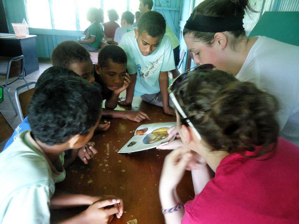 Roxanne B&eacute;dard en animation avec les enfants.