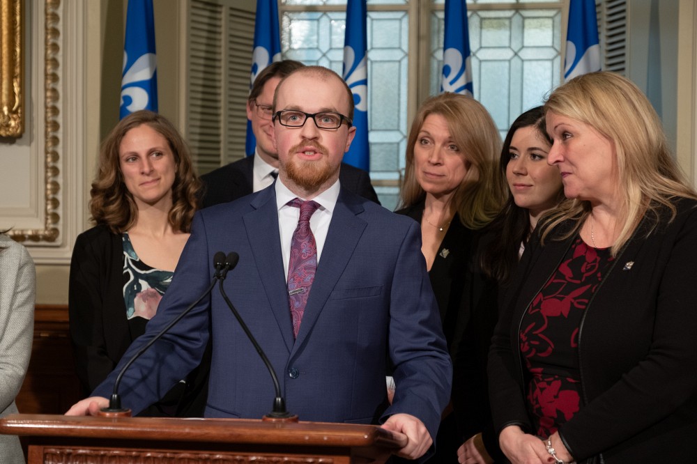 Guillaume Bourbeau &agrave; l'Assembl&eacute;e nationale, lors du point de presse entourant le d&eacute;p&ocirc;t du projet de loi contre l'obsolescence programm&eacute;e, en avril 2019. (Photo prise avant l'entr&eacute;e en vigueur des mesures de distanciation.)