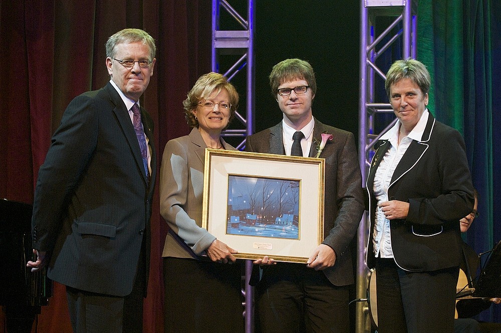 Vincent Valli&egrave;res entour&eacute; de Richard Lacroix, vice-pr&eacute;sident r&eacute;gional, Mouvement Desjardins, r&eacute;gion des Cantons-de-L'Est, de la Pre Colette Daudelin, doyenne de la Facult&eacute; d'&eacute;ducation et de la Pre Johanne Roch, vie-rectrice &agrave; l'administration.