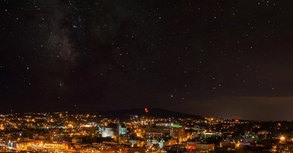 Simulation de ce &agrave; quoi pourrait ressembler la vue de la Voie lact&eacute;e au-dessus de Sherbrooke, &agrave; partir d'une photo originale de Johanne Roby et de R&eacute;mi Boucher.