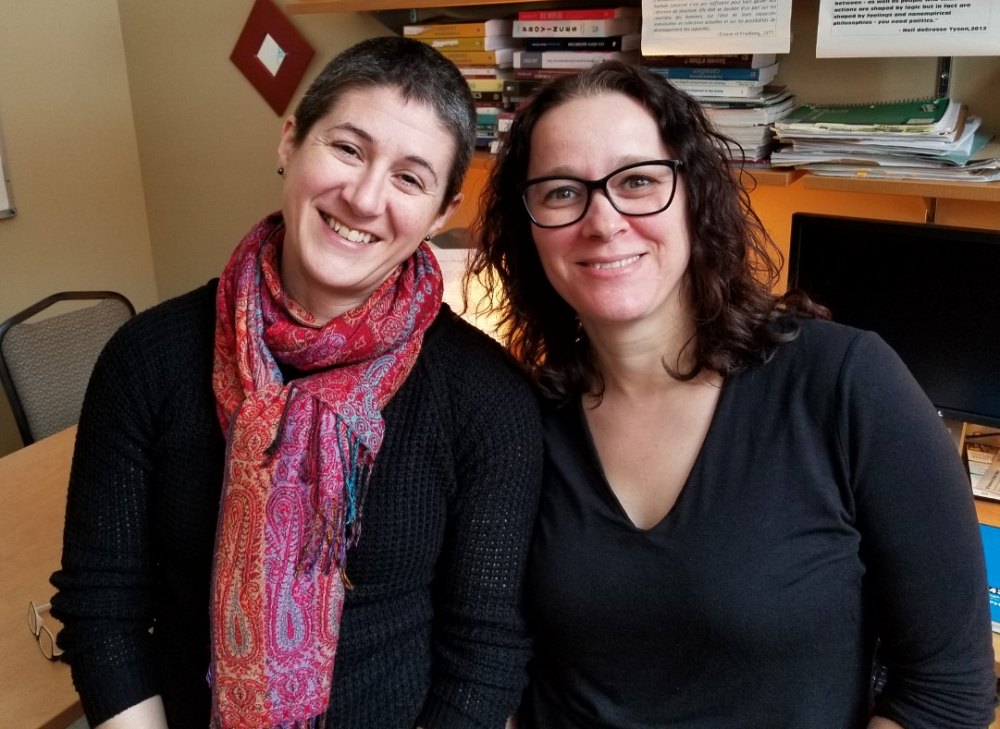 La professeure et directrice de l'&Eacute;cole de politique appliqu&eacute;e, Isabelle Lacroix et la professeure Karine Pr&eacute;mont seront les deux animatrices de cette baladodiffusion &agrave; saveur politique.