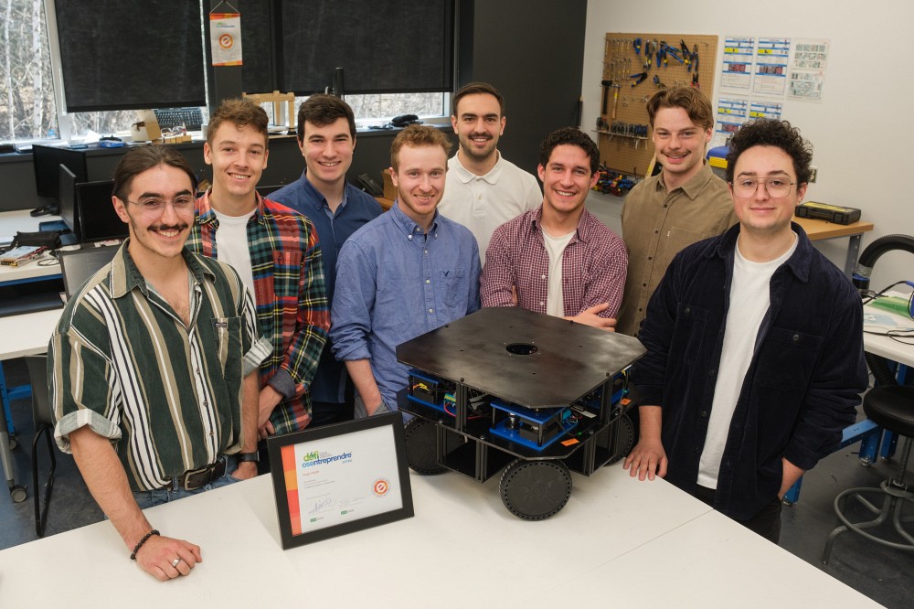 L&rsquo;&eacute;quipe d&rsquo;Oscar Robotics au complet. De gauche &agrave; droite : Yohan B&eacute;langer, F&eacute;lix Richard, Laurent T&eacute;treault, Rapha&euml;l Cloutier, Anthony Breton, Diego-Alonso Leblanc-Romero, Mathias Bourgault et Jonathan Oreste Maruca.