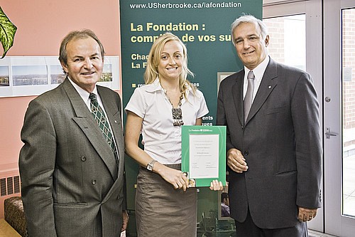 Piere-Jacques Roy, agent de développement au Service des relations avec les diplômés, Julie Labrecque, récipiendaire du prix de la famille l'Espérance et Roger Noël, doyen de la Faculté d'administraion