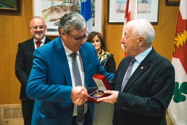 La mairie de l&rsquo;arrondissement de Saint-Laurent est fi&egrave;re d&rsquo;avoir accueilli le 5 d&eacute;cembre dernier la c&eacute;r&eacute;monie visant &agrave; remettre la m&eacute;daille du Lieutenant-gouverneur du Qu&eacute;bec pour m&eacute;rite exceptionnel au Pr Sami Aoun.