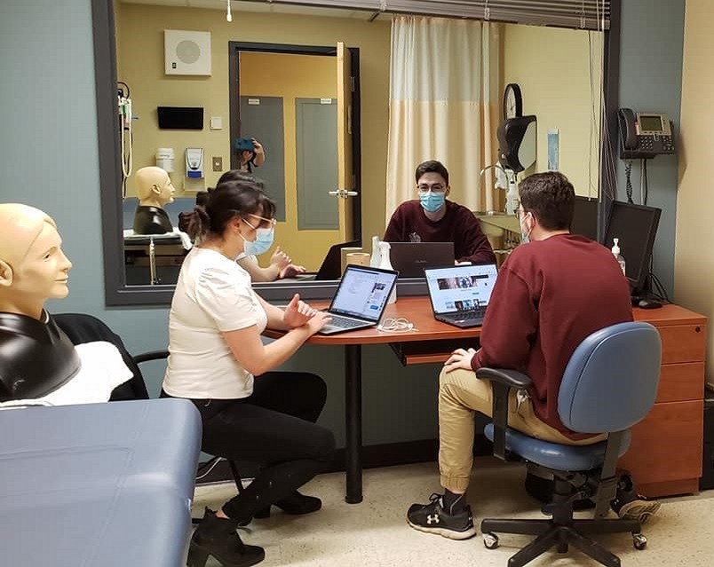 Une quinzaine de duos d&rsquo;&eacute;tudiantes et d&rsquo;&eacute;tudiants de 1re&nbsp;ann&eacute;e en m&eacute;decine attendaient les quelque 300&nbsp;personnes participantes pour les initier aux diverses m&eacute;thodes p&eacute;dagogiques utilis&eacute;es au programme de doctorat en m&eacute;decine de l&rsquo;UdeS.