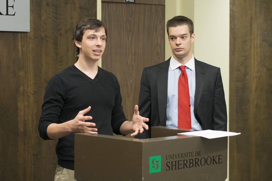 Guillaume Lalibert&eacute; et David Bureau, de Daretheweb, lors de la pr&eacute;sentation des candidatures de l'UdeS pour le concours Forces Avenir&nbsp;2013.