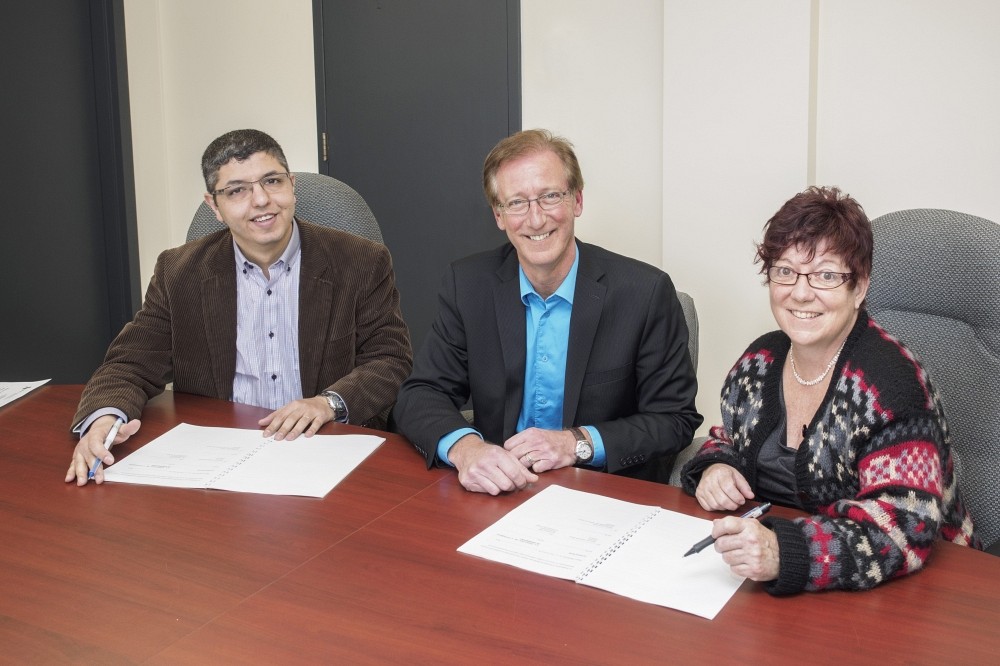 Abdennabi Khiari, tr&eacute;sorier de l&rsquo;APAPUS, Me Fran&ccedil;ois Dub&eacute;, directeur g&eacute;n&eacute;ral de La Fondation de l&rsquo;Universit&eacute; de Sherbrooke et Jos&eacute;e Arpin, vice-pr&eacute;sidente aux relations de travail de l&rsquo;APAPUS.