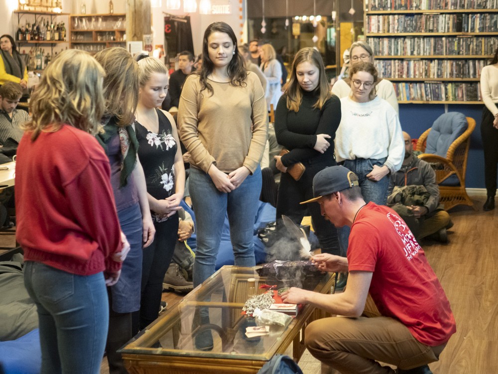 Le rituel du smudging pr&eacute;par&eacute; par Matthew Jefferson.