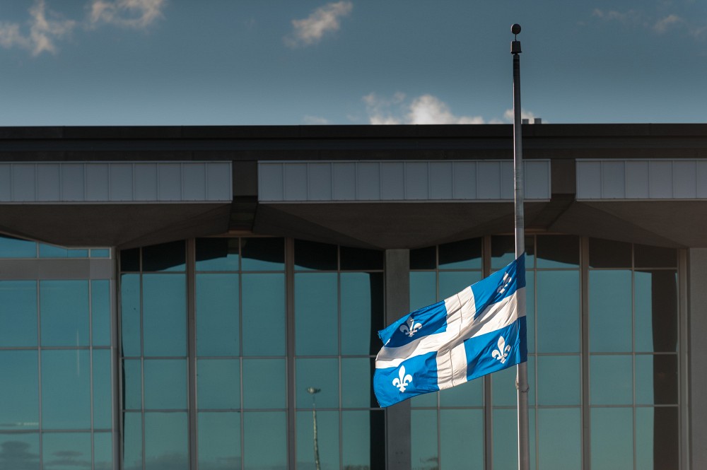 Par la mise en berne de son drapeau, l'UdeS affirme sa volont&eacute; de contribuer &agrave; la gu&eacute;rison et &agrave; la r&eacute;conciliation.