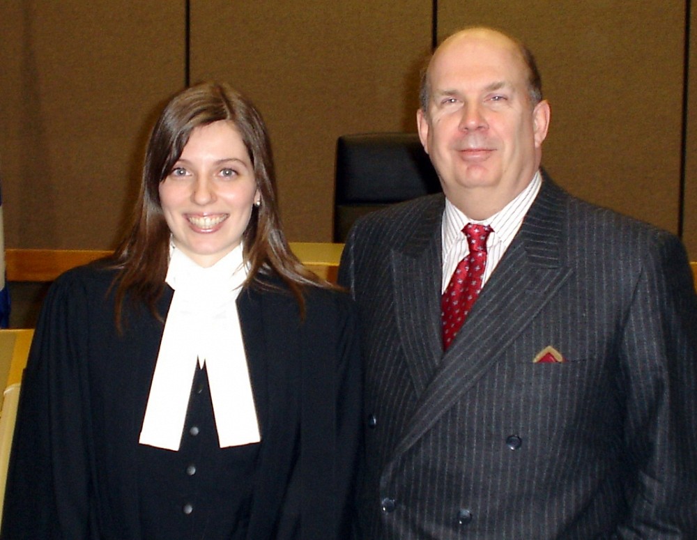 Le juge Nadon en compagnie d'H&eacute;l&egrave;ne Mayrand, lors de l'assermentation au Barreau de cette derni&egrave;re.