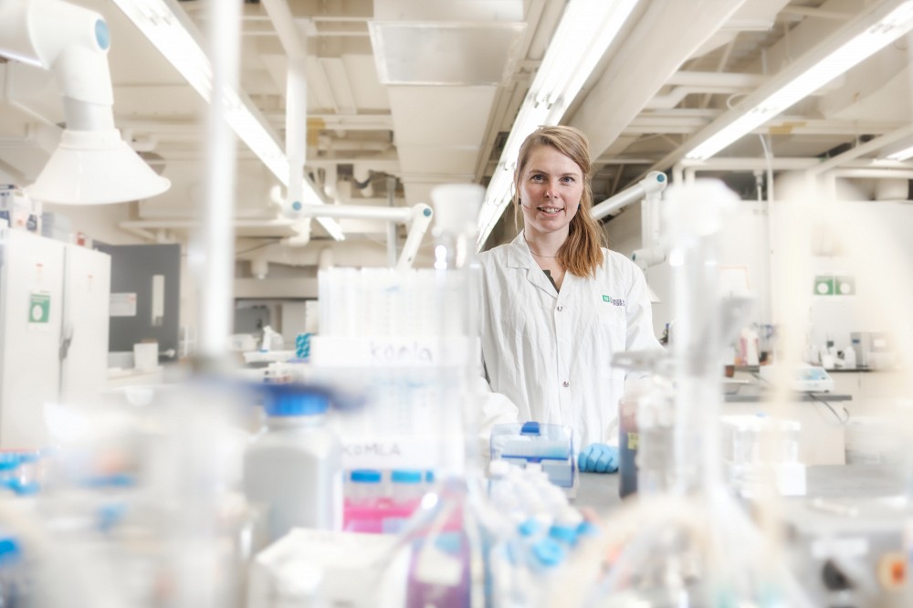 Professeure Debra Hausladen, titulaire de la Chaire de recherche du Canada en biog&eacute;ochimie de l'environnement et des sols.