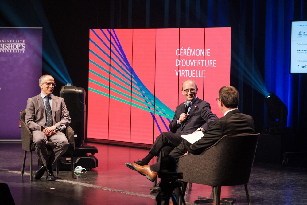 Le professeur Pierre Cossette, recteur de l'UdeS, et le principal Michael Goldbloom, de l'Universit&eacute; Bishop's, avec le professeur&nbsp;Jean-Pierre Perreault, vice-recteur &agrave; la recherche et aux &eacute;tudes sup&eacute;rieures,&nbsp;lors de la c&eacute;r&eacute;monie d&rsquo;ouverture du 3 mai 2021.