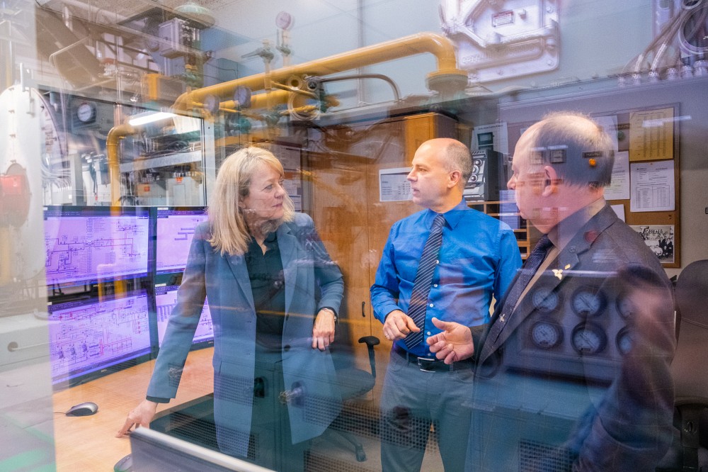 Denyse R&eacute;millard, vice-rectrice &agrave; l'administration et au d&eacute;veloppement durable, en compagnie de Claude Handfield, directeur de la division ing&eacute;nierie au Service des immeubles et Ren&eacute; Alarie, directeur g&eacute;n&eacute;ral des op&eacute;rations au Service des immeubles.