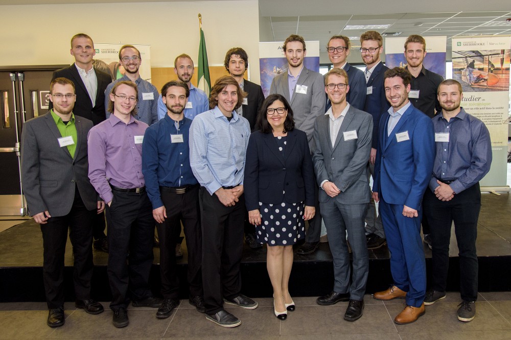 L'&eacute;quipe du projet HERA entour&eacute;e par le professeur David Rancourt de l'UdeS ainsi que&nbsp;Suzanne M. Beno&icirc;t,&nbsp;pr&eacute;sidente-directrice g&eacute;n&eacute;rale d'A&eacute;ro Montr&eacute;al, la grappe a&eacute;rospatiale du Qu&eacute;bec