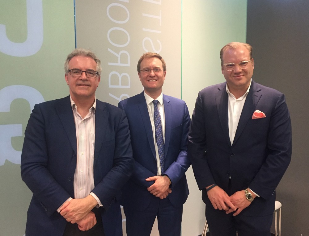 (De gauche &agrave; droite) Andr&eacute; Du Sault, consultant et coach aupr&egrave;s des CEO et dirigeants ex&eacute;cutifs, Jean-Fran&ccedil;ois Lalonde, vice-doyen &agrave; la formation ex&eacute;cutive et directeur g&eacute;n&eacute;ral du Centre Laurent Beaudoin, et Yanouk Poirier, associ&eacute; chez Leaders international et dipl&ocirc;m&eacute; du programme MBA pour cadres en exercice de l&rsquo;UdeS.