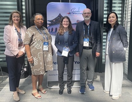 De gauche &agrave; droite : Kim Fontaine-Skronski (Directerice-g&eacute;n&eacute;rale de l&rsquo;ASIP), Dianne Pinderhughes (ex-pr&eacute;sidente de l&rsquo;AISP), Florence Choquette, Serge Granger (directeur de l&rsquo;&Eacute;PA et repr&eacute;sentant du Canada sur l&rsquo;ex&eacute;cutif de l&rsquo;AISP) et Yuko Kasuya (pr&eacute;sidente de l&rsquo;AISP)