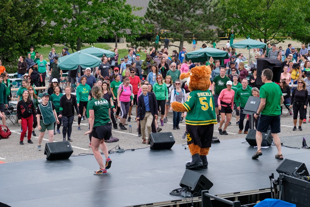 L'&eacute;nergie &eacute;tait palpable lors de la s&eacute;ance d'&eacute;chauffement collectif pr&eacute;c&eacute;dant les d&eacute;parts des groupes pour leurs activit&eacute;s.