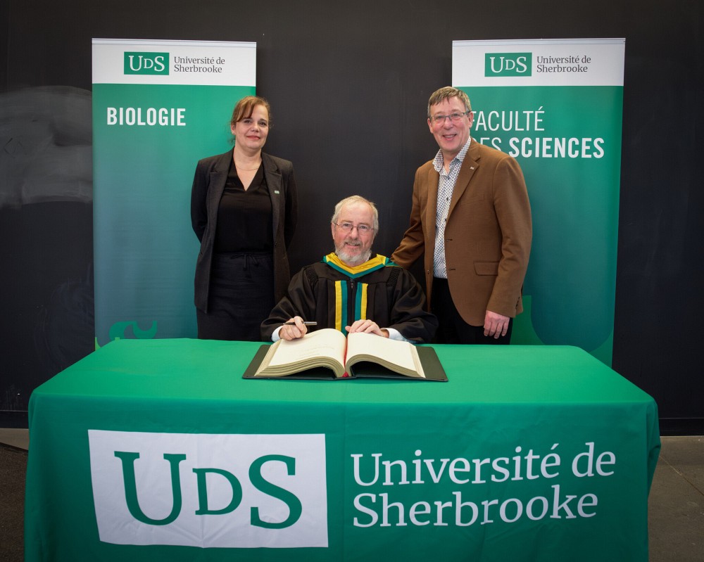 Le nouveau professeur &eacute;m&eacute;rite a &eacute;t&eacute; invit&eacute; &agrave; signer le livre d'or de l'Universit&eacute; de Sherbrooke par la vice-doyenne aux &eacute;tudes de la Facult&eacute; des sciences, professeure Nancy Dumais, et le recteur de l'Universit&eacute;. professeur Jean-Pierre Perreault.