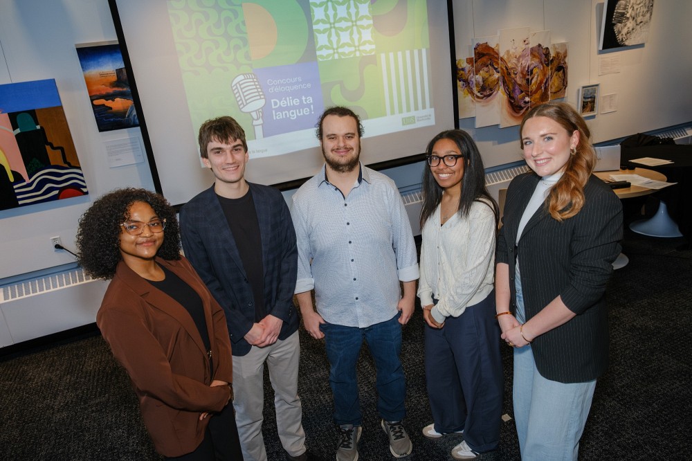 Agn&egrave;s Flora Djampou Yothe,&nbsp;Vincent Desautels,&nbsp;Zaky Borgia, Od&eacute;lie Bernier-Makola et&nbsp;L&eacute;a Mas, lors de la finale UdeS de D&eacute;lie ta langue!﻿, le 19 f&eacute;vrier 2026.