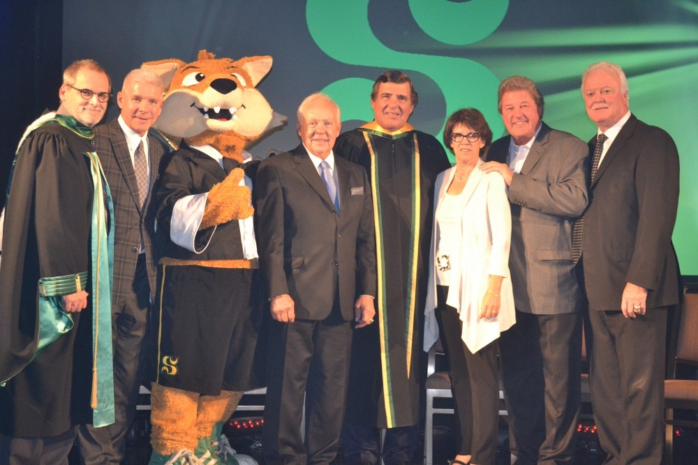 Alain Webster, vice-recteur au d&eacute;veloppement durable et aux relations gouvernementales, R&eacute;jean Houle, ancien des Canadiens de Montr&eacute;al, Sherlo, la mascotte du Vert & Or, Yvan Cournoyer, ancien des Canadiens de Montr&eacute;al, Serge Savard, docteur d'honneur, Luce Samoisette, rectrice de l'UdeS, Pierre Bouchard et Yvon Lambert, anciens des Canadiens de Montr&eacute;al