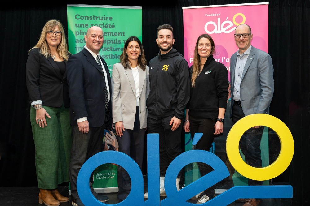 Patricia Demers, directrice g&eacute;n&eacute;rale de la Fondation Al&eacute;o; le professeur&nbsp;Jean-Pascal Lemelin, vice-recteur adjoint &agrave; la recherche et aux &eacute;tudes sup&eacute;rieures; la professeure V&eacute;ronique Boudreault, titulaire de la chaire; J&eacute;r&eacute;mie Labont&eacute;, &eacute;tudiant-athl&egrave;te et boursier de la Fondation Al&eacute;o; Sophie Brassard,&nbsp;directrice des services aux athl&egrave;tes &agrave; la Fondation Al&eacute;o et professeure associ&eacute;e &agrave; la FASAP; et le professeur Sylvain Turcotte, doyen de la FASAP.