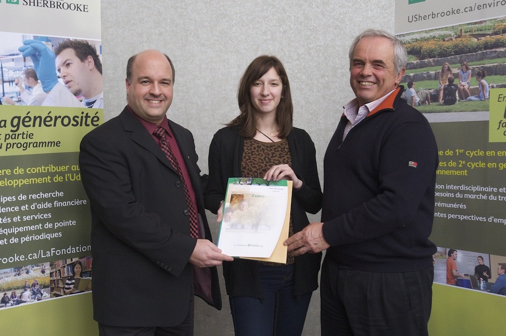 R&eacute;jean Lussier, conseiller en d&eacute;veloppement philanthropique pour le CUFE, B&eacute;atrice Beuill&eacute;, la r&eacute;cipiendaire de la bourse du Groupe SM, et Michel Montpetit, directeur du CUFE.
