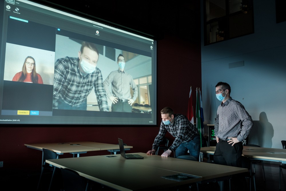 Simon Bri&egrave;re et Dominic L&eacute;tourneau, cr&eacute;ateurs de la plateforme OpenTera, devant l'interface des s&eacute;ances synchrones.