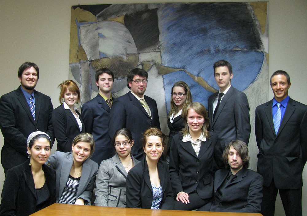 Lors de la Simulation des travaux des Nations Unies en avril à New York, 14&nbsp;étudiantes et étudiants de politique appliquée et d'histoire ont représenté le Kyrgyzstan. L'équipe de l'UdeS a reçu la mention de Distinguished Delegation, équivalent à une médaille d'argent.