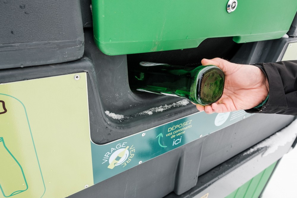 Deux conteneurs permettent le d&eacute;p&ocirc;t volontaire du verre au Campus principal, derri&egrave;re le Centre sportif.