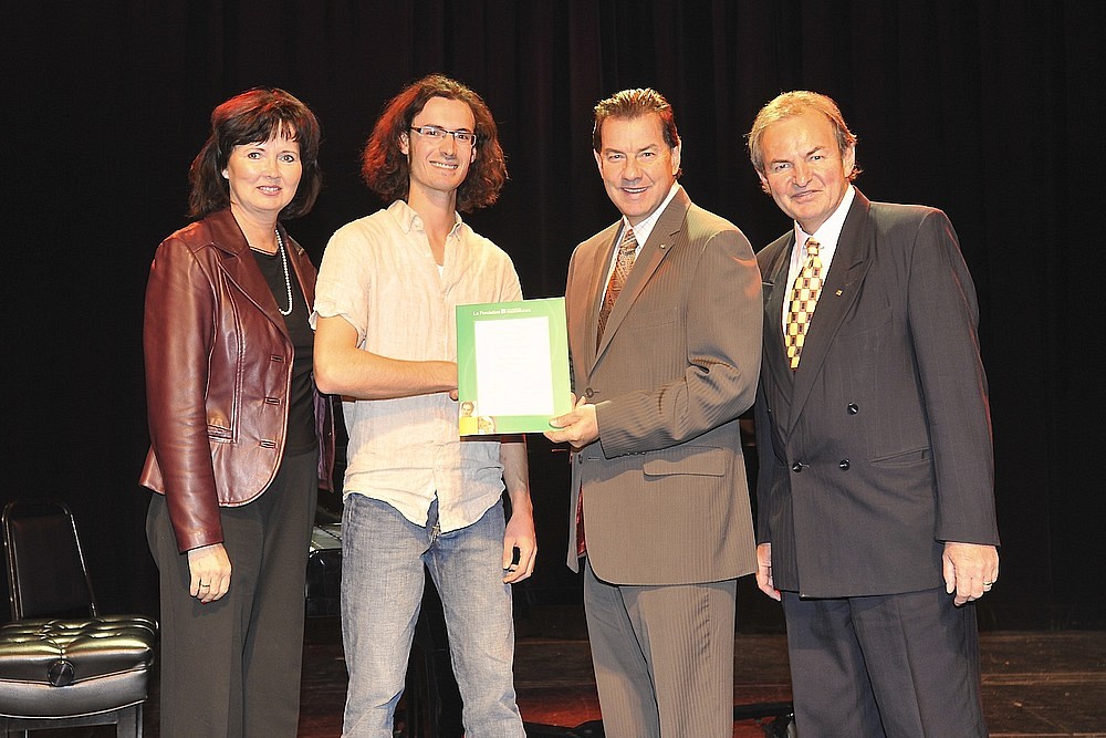 Lyse Carbonneau, donatrice, Gabriel Legault, récipiendaire, Martial Carbonneau, donateur, et Pierre-Jacques Roy, responsable des relations avec les diplômés et partenaires au Service des relations avec les diplômés de l'UdeS.