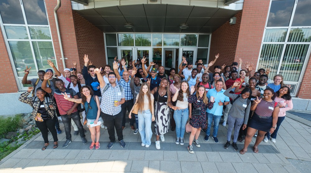 Un nombre record de personnes &eacute;tudiantes internationales ont entam&eacute; des &eacute;tudes &agrave; l'UdeS &agrave; l'automne 2023. Sur la photo, les &eacute;tudiantes et &eacute;tudiants internationaux de l'&Eacute;cole de gestion, une facult&eacute; qui en accueille plusieurs ann&eacute;e apr&egrave;s ann&eacute;e.