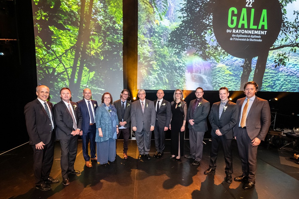 Les 9 laur&eacute;ates et laur&eacute;ats accompagn&eacute;s du recteur, le Pr Pierre Cossette, et du pr&eacute;sident du conseil d'administration de l'UdeS, Vincent Joli-Coeur