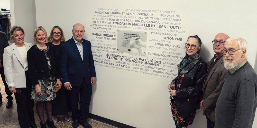 Quelques personnes donatrices de la Facult&eacute; des lettres et sciences humaines, pr&eacute;sentes lors du d&eacute;voilement officiel du mur de reconnaissance.