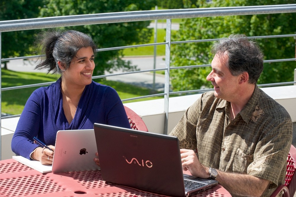 R&eacute;cemment embauch&eacute;e gr&acirc;ce aux m&eacute;dias sociaux, Zahra Badaroudine a r&eacute;alis&eacute; son m&eacute;moire sous la direction du professeur Claude Caron.