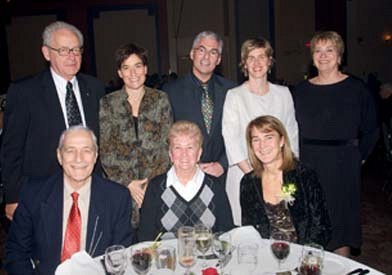 France Saint-Louis (à droite) et ses parents sont entourés d\'une délégation de la FEPS, composée de Georges B. Lemieux, Brigitte séguin, Jean-Pierre Brunelle, Isabelle Dionne et Lise Lemieux. 